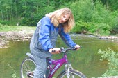Ольга на велопрогулке к реке.